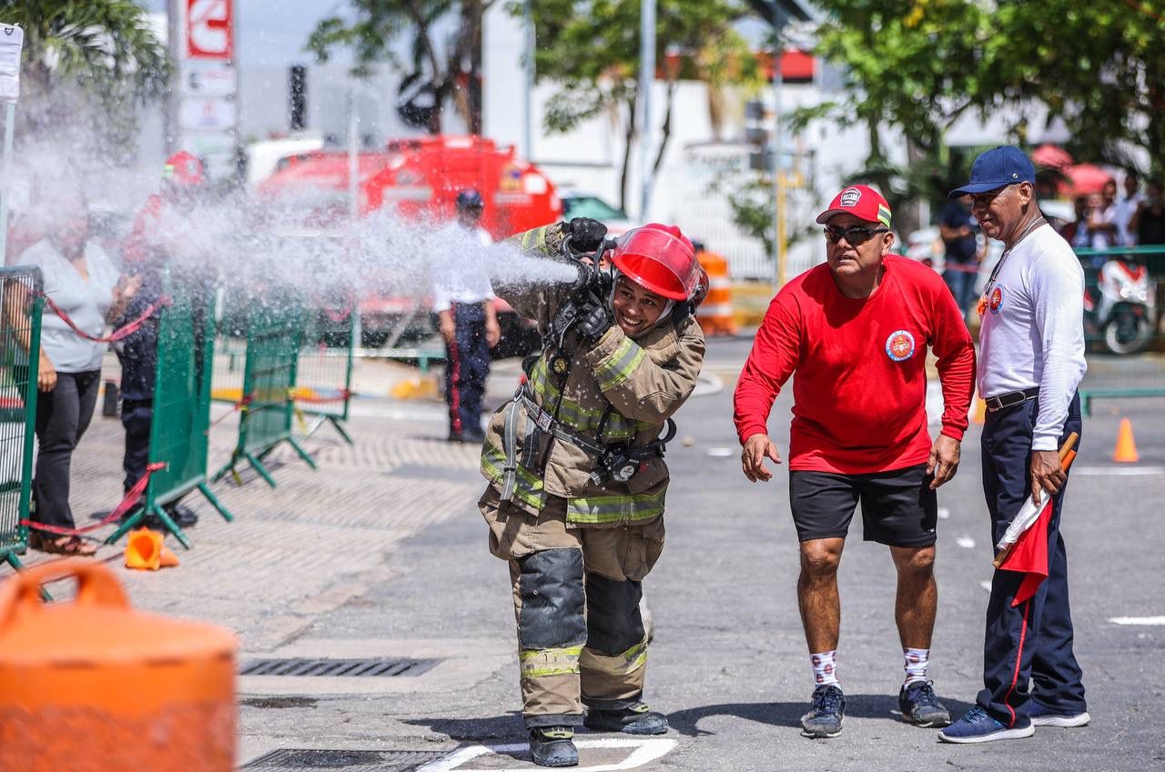 Demuestran Habilidades Bomberos De Cancún Durante El Día Del Bombero ...